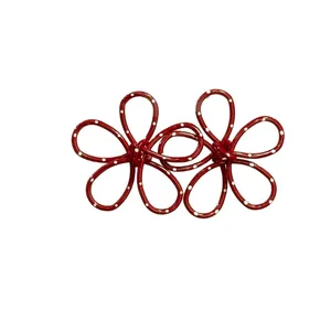Elegante rote Blumenohrringe aus Metall mit weißen Punkten und süßem hohlen Ausschnitt-Design