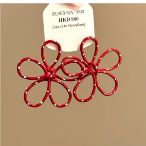 Rote Polka-Dot Blumen-Ohrstecker mit S925 Silber-Nadeln und süßem hohlen Design.