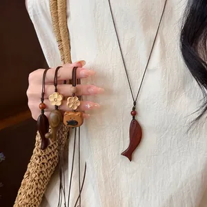 Collana con Ciondolo a Forma di Pesce in Legno Stile Etnico per Donna Catena per Maglione in Legno Fatta a Mano Retrò Nuovo Cinese Gioielli Zirconia Regalo