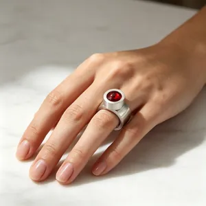 Bague moderne en acier inoxydable avec pierre précieuse rouge ronde au fini mat
