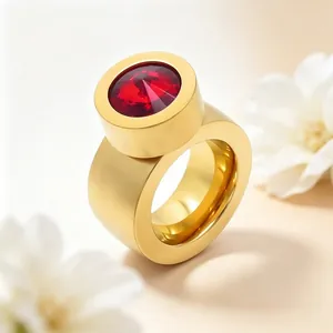 Bague élégante en acier inoxydable doré avec une grande pierre précieuse rouge facettée