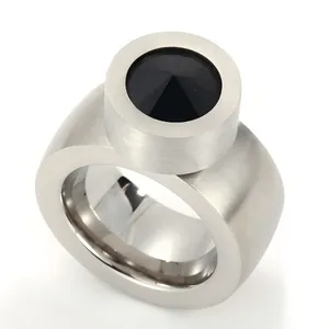 Bague minimaliste en acier inoxydable avec une grande pierre noire facettée