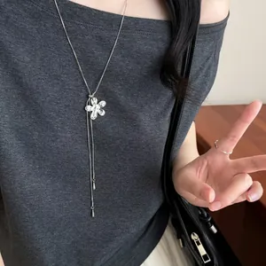 Élégant collier à pendentif fleur en argent style coréen porté par un mannequin mode
