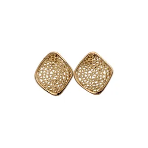 Elegante goldene hohl rhombische Netzohrstecker in minimalistischem geometrischem Design