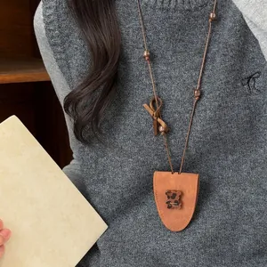 Lange Pullover-Halskette mit Lederbeutel-Anhänger und Harz-Bär im Leopardenmuster