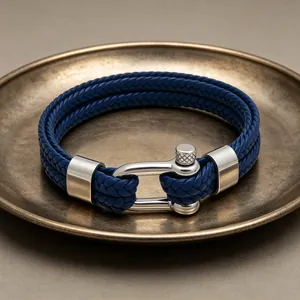 Gros plan d'un bracelet en cuir tressé bleu avec fermoir fer à cheval en argent