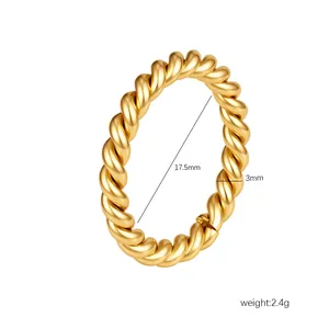 Detailopname van vergulde gedraaide roestvrijstalen ring met afmetingen