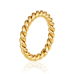 Detail van een minimalistische goudkleurige roestvrijstalen gedraaide ring voor dames