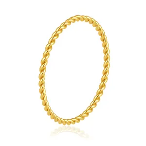 Detailweergave van een vergulde gedraaide ring van duurzaam roestvrij staal.
