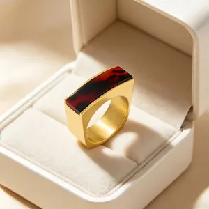 Bague vintage en acier inoxydable doré avec insert rectangulaire en résine écaille rouge