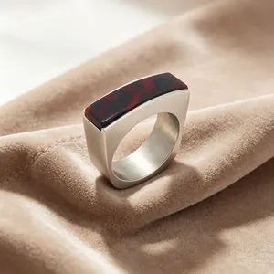 Bague carrée vintage en acier inoxydable mat avec incrustation en résine écaille pour femme