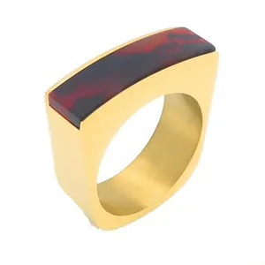 Bague vintage en acier inoxydable doré avec insert rectangulaire en résine écaille