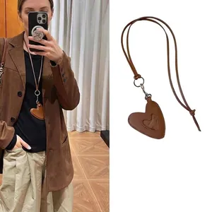 Pendentif cœur en cuir vintage pochette de cou collier accessoire pour femmes en marron