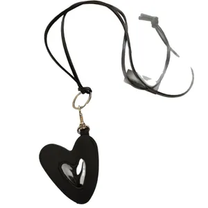 Collier pendentif en cuir noir vintage en forme de cœur avec insert métallique poli