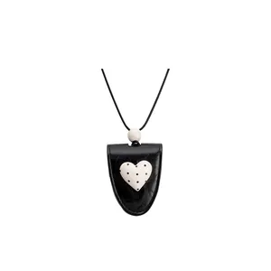 Schwarze Leder Sonnenbrillenhalter-Kette mit süßem weißem Punkte-Herz-Anhänger