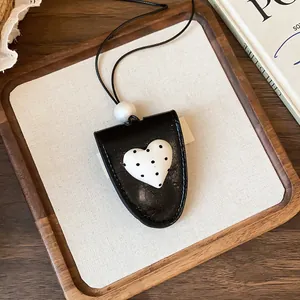Detailansicht der Leder-Sonnenbrillenclip-Halskette mit 3D-Polka-Dot-Herz-Design