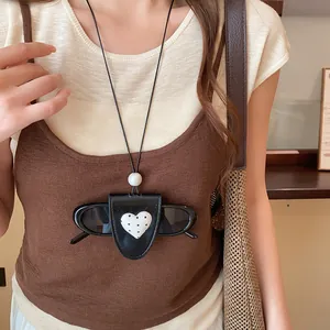 Detailansicht einer stilvollen Herz-Punkt-Leder-Sonnenbrillenhalter-Halskette am Model