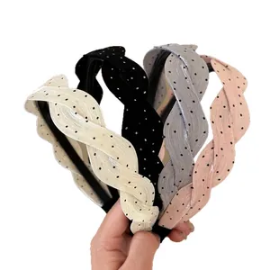 Cuatro diademas trenzadas de satén con lunares en tonos crema, negro, gris y rosa
