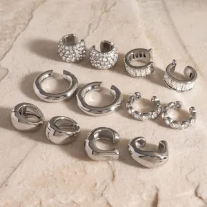 Collectie zilveren roestvrijstalen earcuffs met fonkelende kristallen en glad metaal
