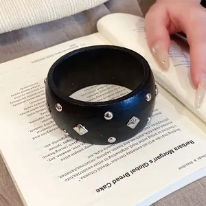 Ethno-Stil schwarzer Niet-Armreif mit silbernen Bolzen für Damen Accessoire