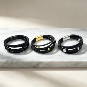 Nahaufnahme von dreilagigen Lederarmbändern mit Gold-, Silber- und Schwarzverschlüssen