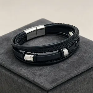 Nahaufnahme eines dreilagigen geflochtenen schwarzen Lederarmbands für Herren mit Magnetverschluss
