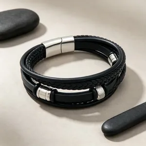 Nahaufnahme von dreilagigem Lederarmband für Herren in Schwarz mit Magnetverschluss
