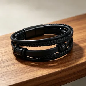 Detailansicht eines schwarzen dreilagigen Lederarmbands mit magnetischem Stahlschloss