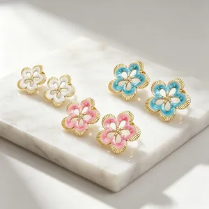 Pendientes de Botón Vintage de Acero Inoxidable Esmaltados con Forma de Flor Hueca Joyas Florales Chapadas en Oro con Strass