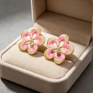 Pendientes de camelia calados vintage con esmalte rosa en una elegante caja de terciopelo beige