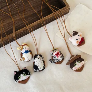 Collectie van schattige geborduurde kattenknuffel hangers met bruine koorden.