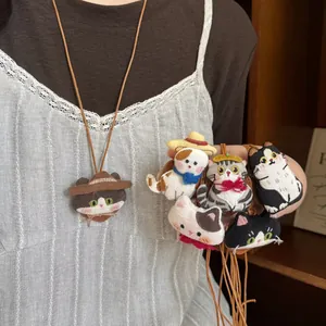 Detailweergave van handgemaakte pluche kattenpoppenkettingen en schattige brillenclips