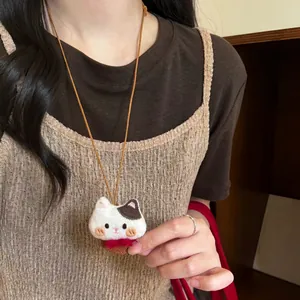 Detailopname van een schattige pluche kattenketting als brillenhouder voor damesmode.