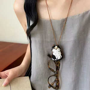 Gedetailleerde weergave van schattige kattenpopketting met functie als brillenhouder