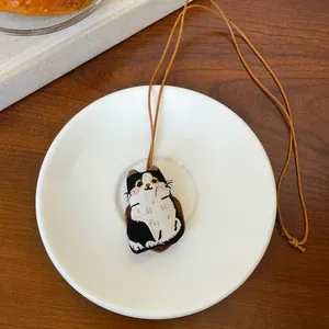 Dichtbij van een schattige geborduurde kattenpluche brillenhouder ketting