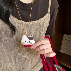 Detailopname van een schattige pluchen kattenketting die dient als brillenhouder.