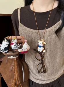 Detail van een schattige geborduurde kattenhanger gebruikt als stijlvolle brillenhouderketting.