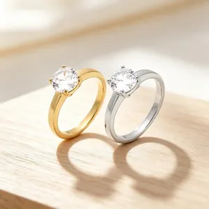 Zwei Verlobungsringe aus Edelstahl mit rundem Solitärstein in Gold- und Silberoptik