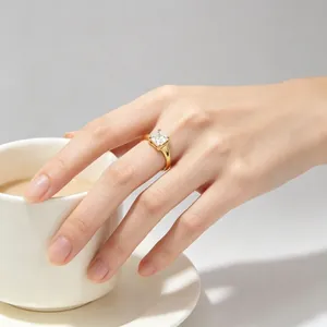 Eleganter vergoldeter Edelstahlring mit quadratischem Zirkonia, getragen an einer Hand