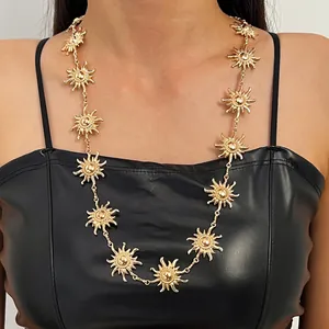 Detailansicht einer eleganten goldenen Halskette mit Sonnenflammen-Anhänger