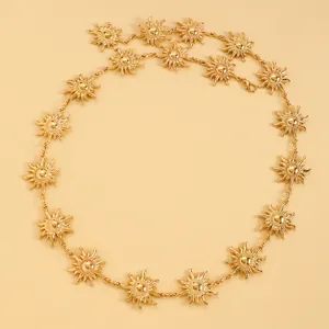 Detailansicht der luxuriösen Goldkette mit Anhängern in Sonnen- und Flammenform