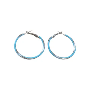 Stijlvolle blauwe emaille gedraaide zilveren oorringen met een retro esthetiek