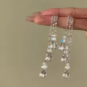 Close-up van elegante kristallen kwastjes oorbellen met fonkelende druppels.