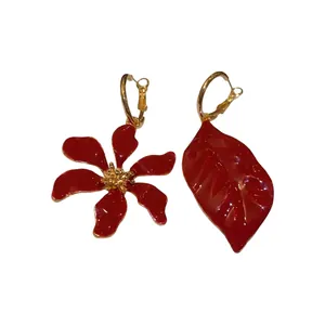 Elegantes pendientes de aro asimétricos de esmalte rojo con flor y hoja en 3D vintage