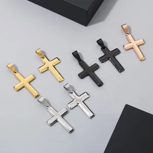 Détail de pendentifs croix en acier inoxydable en or, argent, noir et or rose