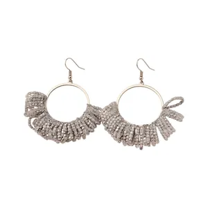 Elegante silberne Kristallperlen Creolen mit Fransen-Detail und Ohrhaken für Damen