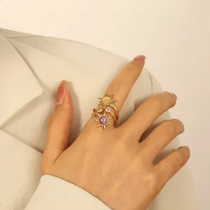 Nahaufnahme eines verstellbaren Goldrings mit Sonne und Mond am Finger