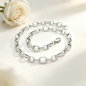 Vue détaillée d'un collier chaîne à maillons ovales en acier inoxydable poli avec fermoir.