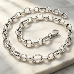 Vue détaillée d'un collier chaîne à maillons ovales en acier poli sur marbre