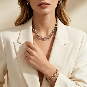 Mannequin portant un ensemble collier et bracelet à grosse chaîne en acier argenté
